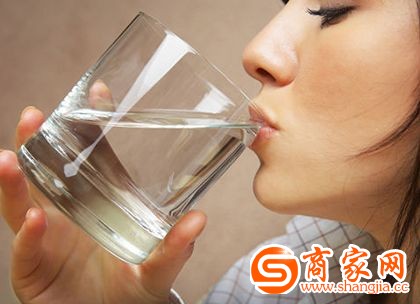 “8杯水保健”是谣言 餐前半小时补水最养胃(图)