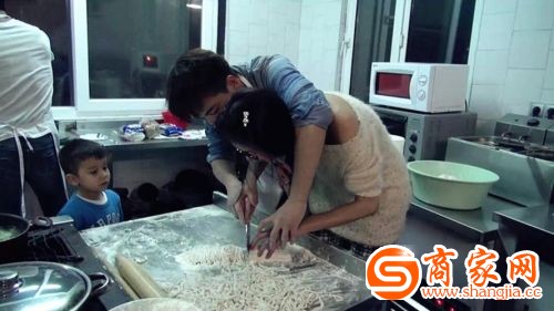 40岁林志玲被小鲜肉贴身照顾 戏水+手把手做饭